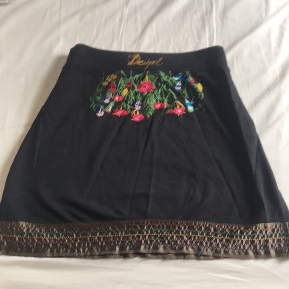 Springtime! Desigual embroidered skirt sz M - Picture 2 of 3